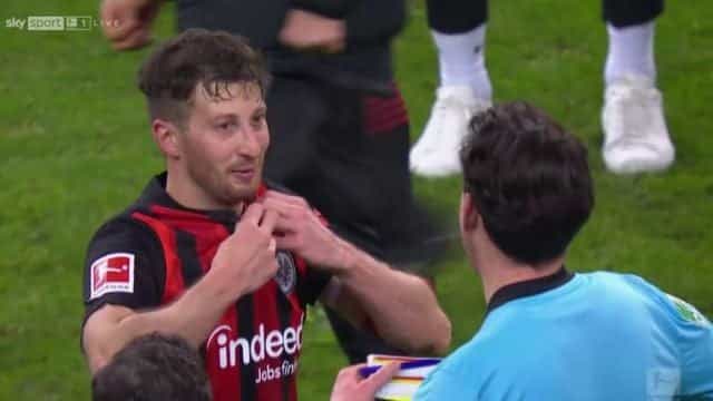 Bundesliga player swaps shirt with referee after his final game Bundesliga player swaps shirt with referee after his final game